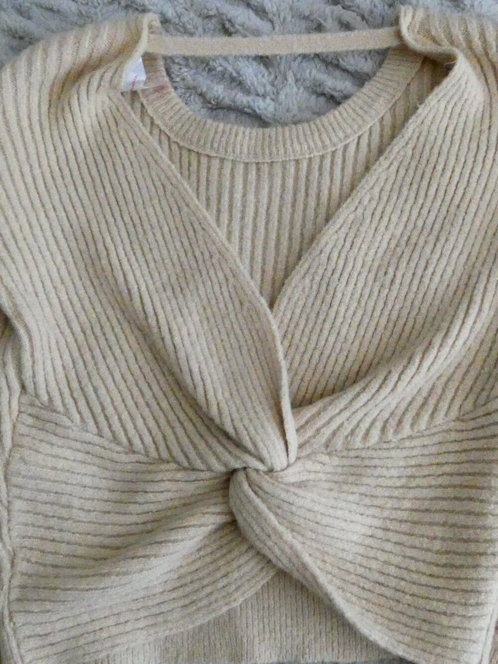Super cute ribbed Sweater with V back